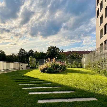 Central Stay Bratislava Bagian luar foto